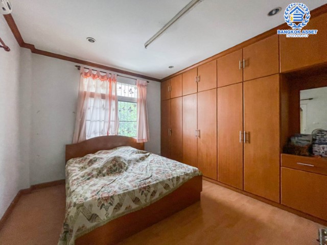 *****บ้านเดี่ยวมือสอง ทำเลใกล้สนามบินดอนเมือง ม.กฤษณา แจ้งวัฒนะ-ดอนเมือง หลังใหญ่พื้นที่ใช้สอย 180 ตร.ม. ฟังก์ชัน 3 ห้องนอน 3 ห้องน้ำ 2 ที่จอดรถ แถมฟรี !! เครื่องปรับอากาศ 2 เครื่อง และเครื่องทำน้ำอุ่น 2 เครื่อง ทำเลดี เชื่อมสู่ใจกลางเมืองได้อย่างสะดวกสบาย ใกล้ทางด่วนศรีสมาน